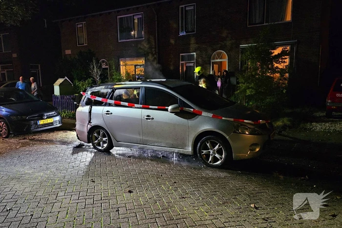 Brandweer blust uitslaande autobrand