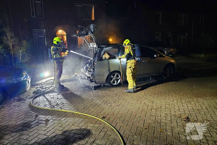 Brandweer blust uitslaande autobrand