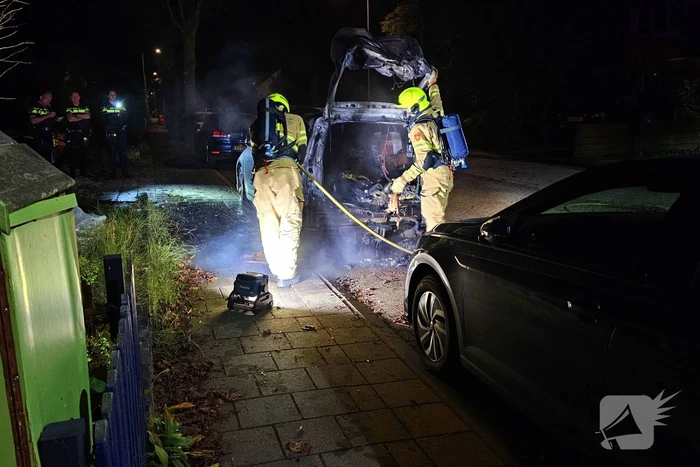 Brandweer blust uitslaande autobrand
