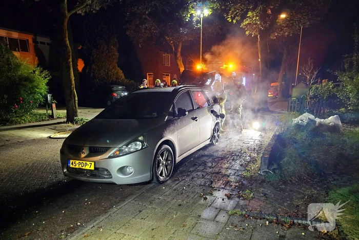 Brandweer blust uitslaande autobrand