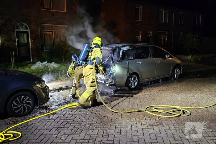 Brandweer blust uitslaande autobrand