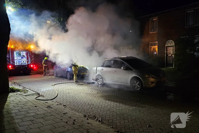 Brandweer blust uitslaande autobrand