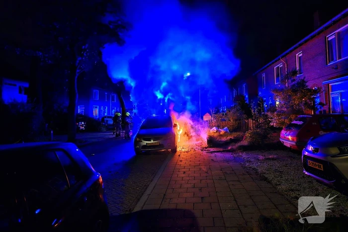 Brandweer blust uitslaande autobrand
