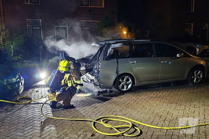 Brandweer blust uitslaande autobrand