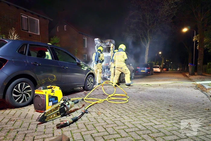 Brandweer blust uitslaande autobrand