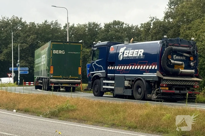 Vrachtwagen verliest lading op afrit