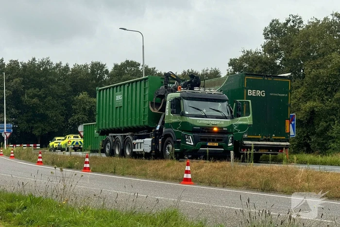 Vrachtwagen verliest lading op afrit