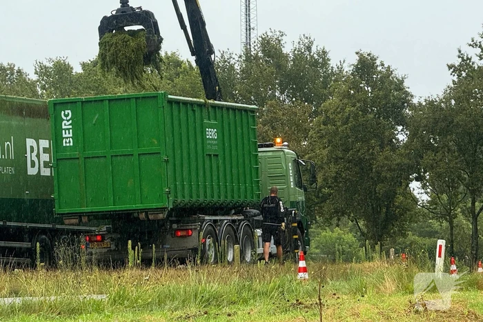 Vrachtwagen verliest lading op afrit