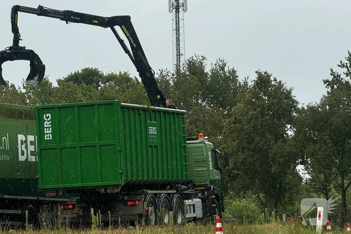 Vrachtwagen verliest lading op afrit