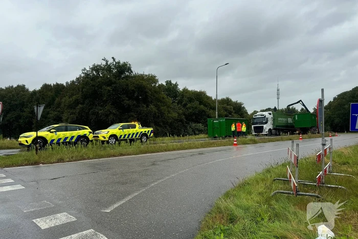Vrachtwagen verliest lading op afrit