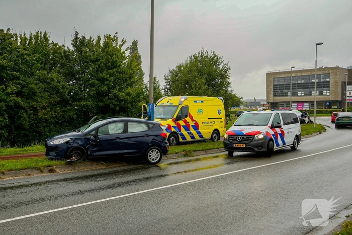 Bestuurster botst tegen vrachtwagentrailer na nooduitwijking