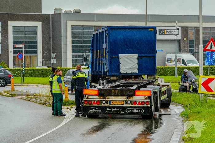 Bestuurster botst tegen vrachtwagentrailer na nooduitwijking