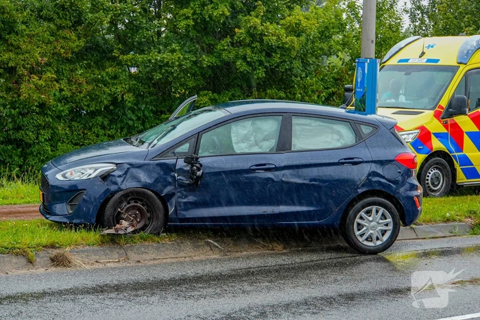 Bestuurster botst tegen vrachtwagentrailer na nooduitwijking