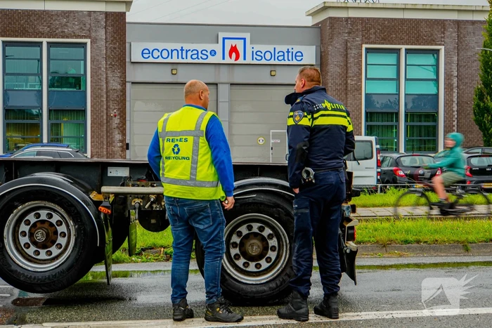 Bestuurster botst tegen vrachtwagentrailer na nooduitwijking