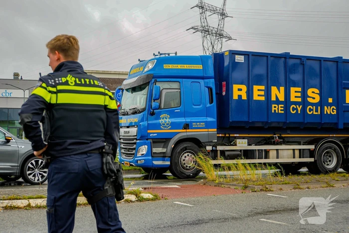 Bestuurster botst tegen vrachtwagentrailer na nooduitwijking