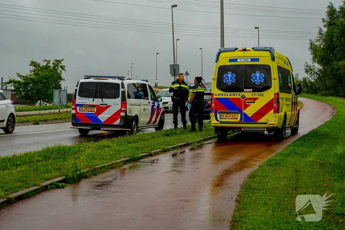 Bestuurster botst tegen vrachtwagentrailer na nooduitwijking