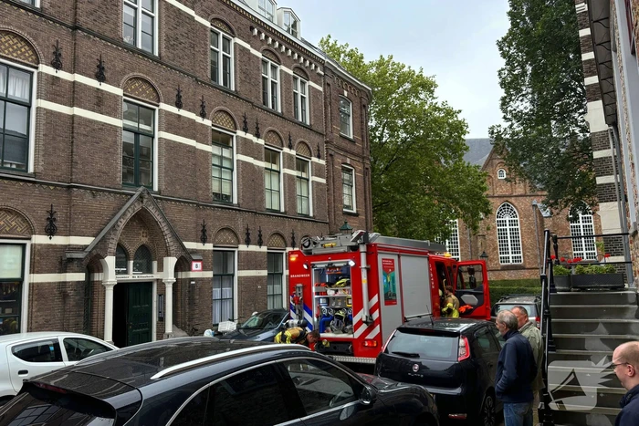 Veel rook nadat spoelbak vlam vat