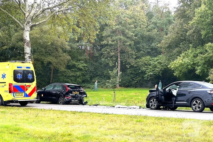 Gewonden en auto zwaar beschadigd bij kettingbotsing