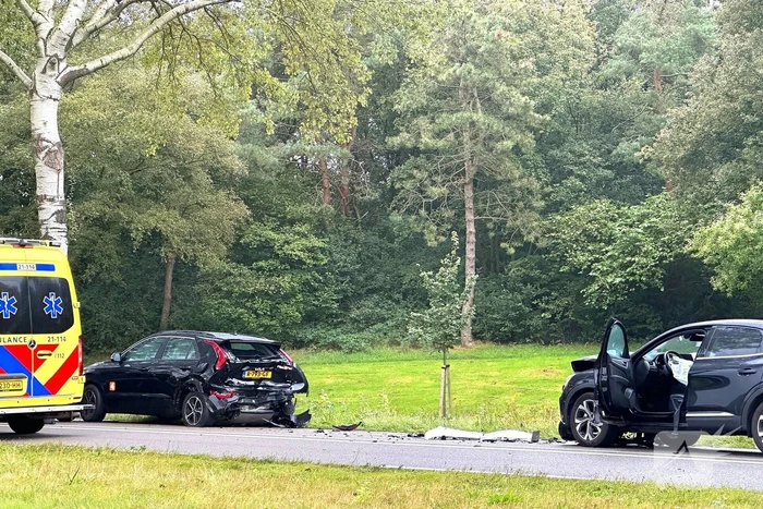 Gewonden en auto zwaar beschadigd bij kettingbotsing