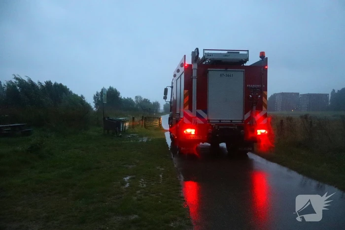 Buitenbrand vanuit brandweerwagen geblust tijdens regenval