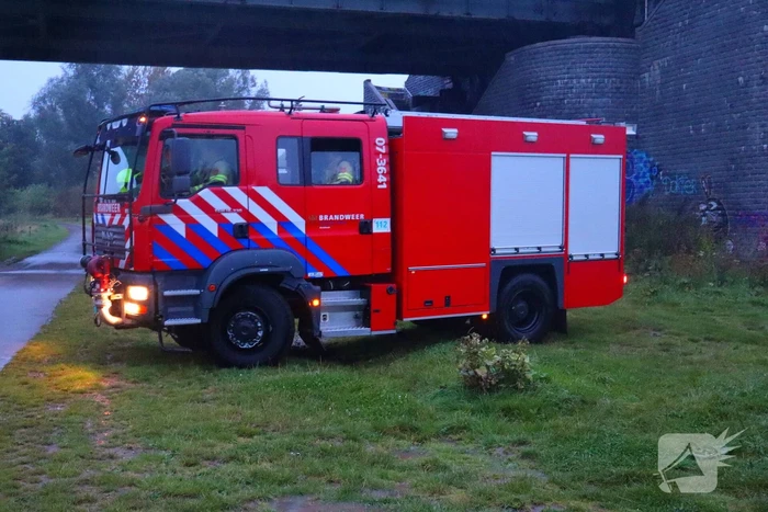 Buitenbrand vanuit brandweerwagen geblust tijdens regenval