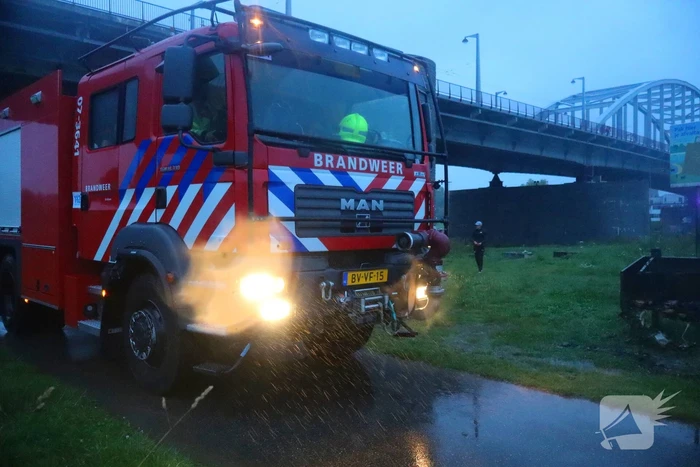 Buitenbrand vanuit brandweerwagen geblust tijdens regenval