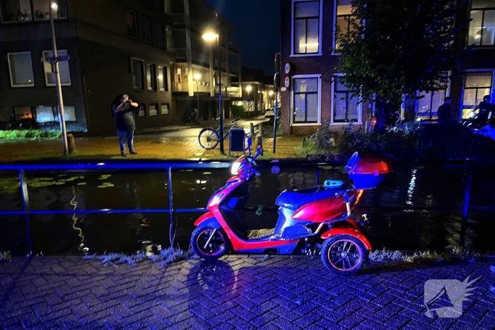 Omstanders halen persoon uit water na botsing