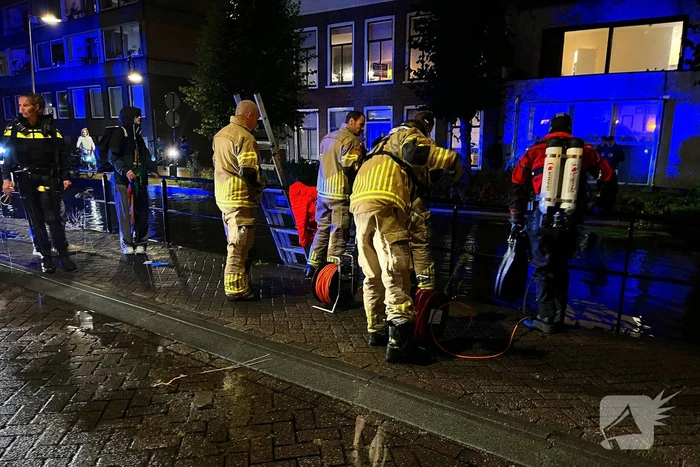 Omstanders halen persoon uit water na botsing