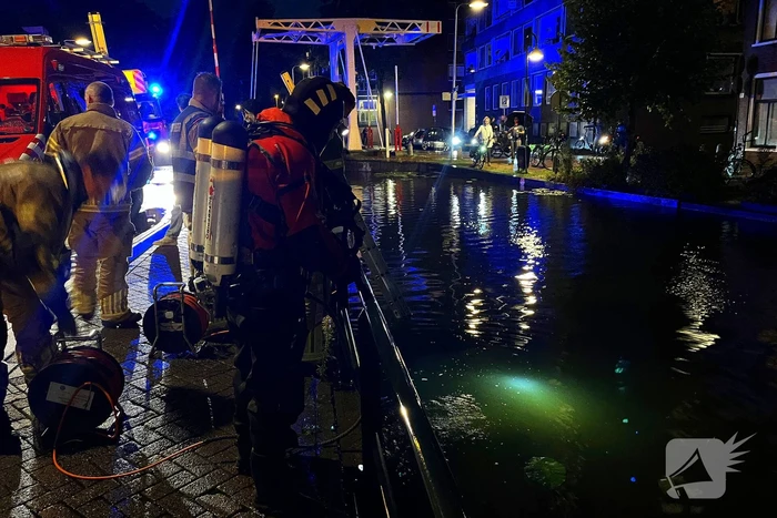 Omstanders halen persoon uit water na botsing