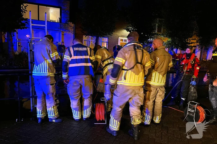 Omstanders halen persoon uit water na botsing