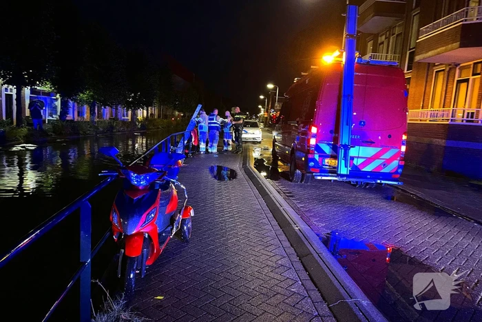 Omstanders halen persoon uit water na botsing