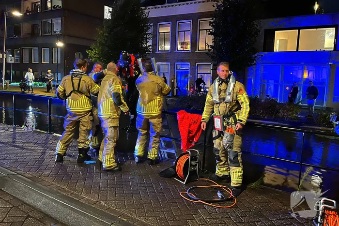 Omstanders halen persoon uit water na botsing