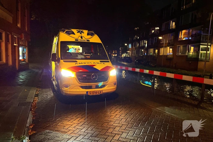 Omstanders halen persoon uit water na botsing