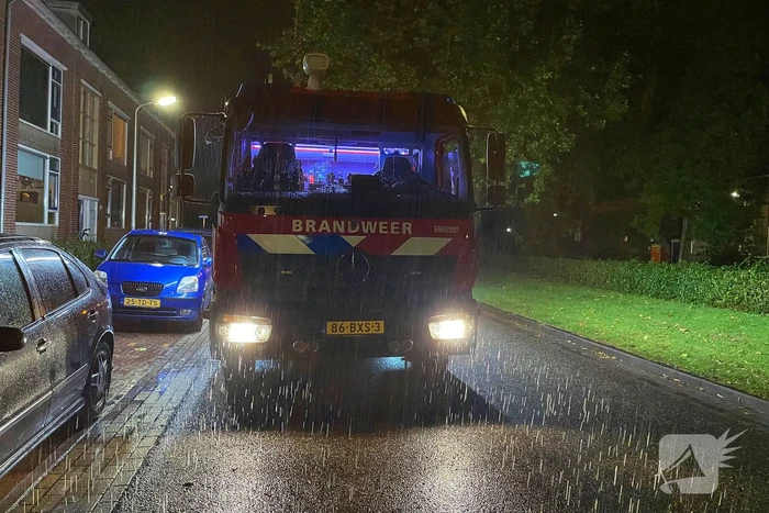 Brandweer verricht metingen in appartementencomplex