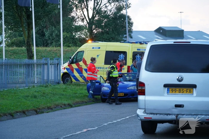 Automobilist verliest controle en botst tegen boom
