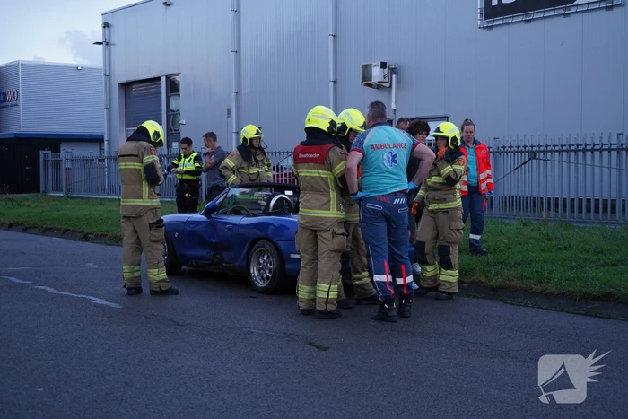 Automobilist verliest controle en botst tegen boom