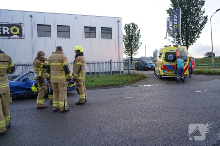 Automobilist verliest controle en botst tegen boom