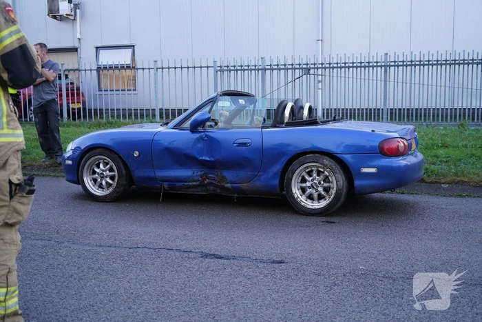 Automobilist verliest controle en botst tegen boom