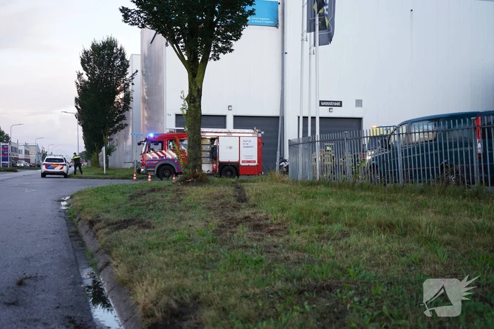 Automobilist verliest controle en botst tegen boom