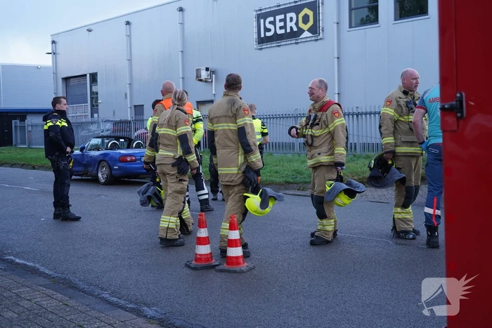 Automobilist verliest controle en botst tegen boom