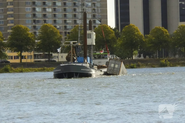 Containers te water na botsing met brug