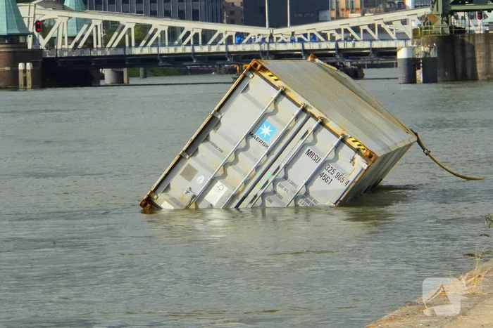 Containers te water na botsing met brug