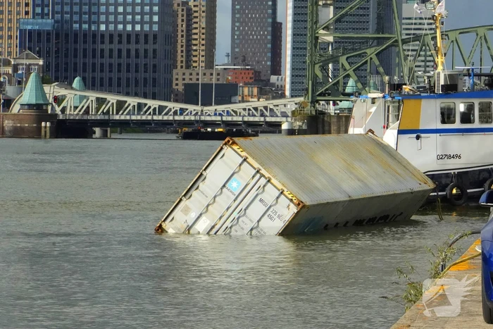 Containers te water na botsing met brug