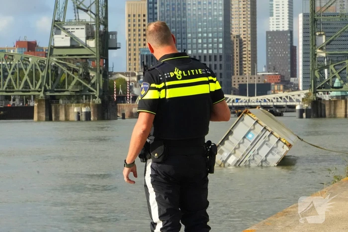 Containers te water na botsing met brug