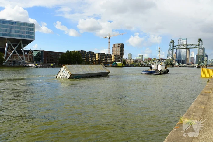 Containers te water na botsing met brug
