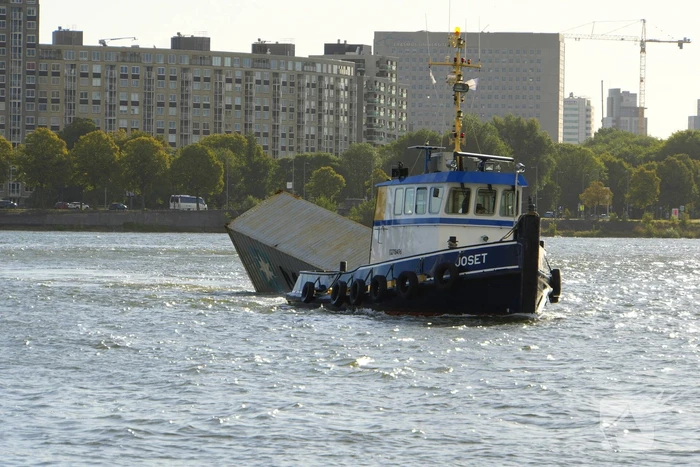 Containers te water na botsing met brug