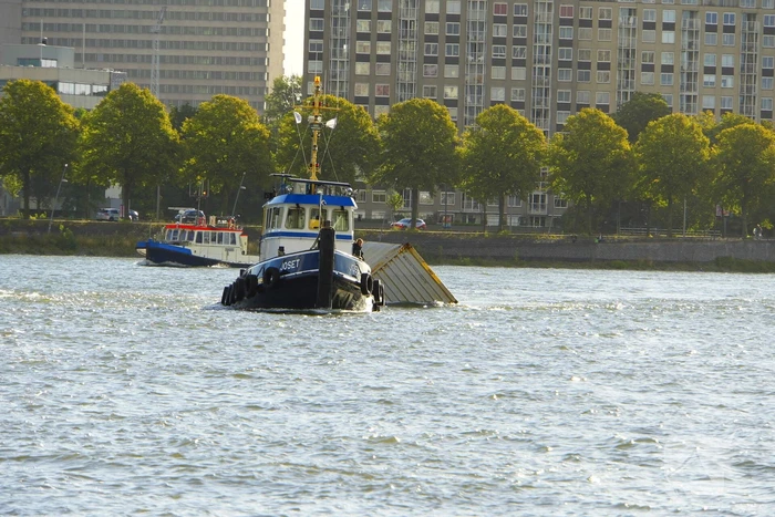 Containers te water na botsing met brug