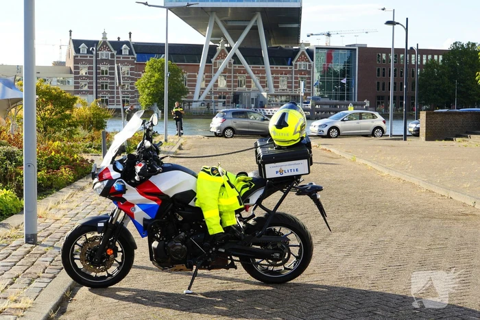 Containers te water na botsing met brug