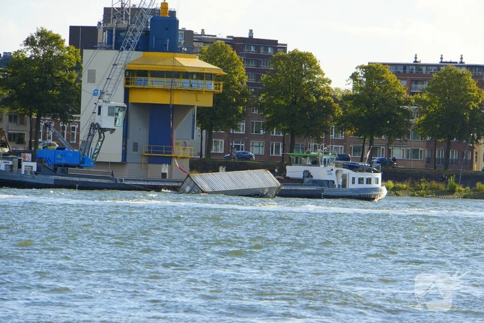 Containers te water na botsing met brug