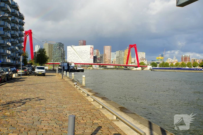 Containers te water na botsing met brug